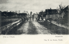 10697 Gezicht op de Waalseweg met bebouwing in het gehucht 't Waal te Tull en 't Waal uit het noordoosten.N.B. De ...